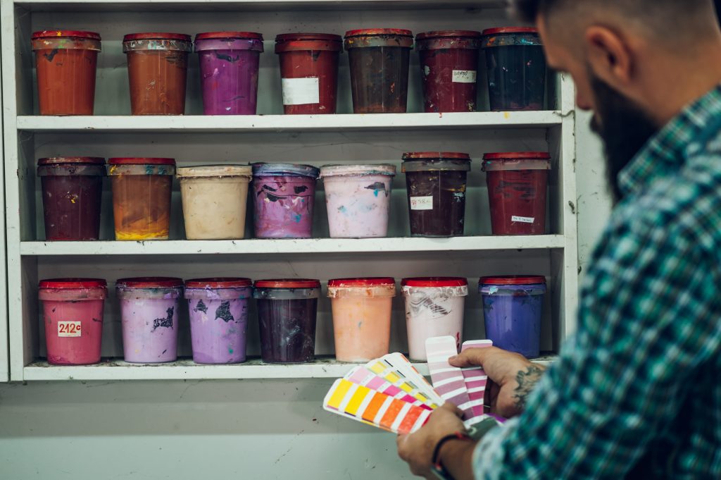 Jak zrobić stojak na farby i pędzle w warsztacie? Kompletny poradnik krok po kroku