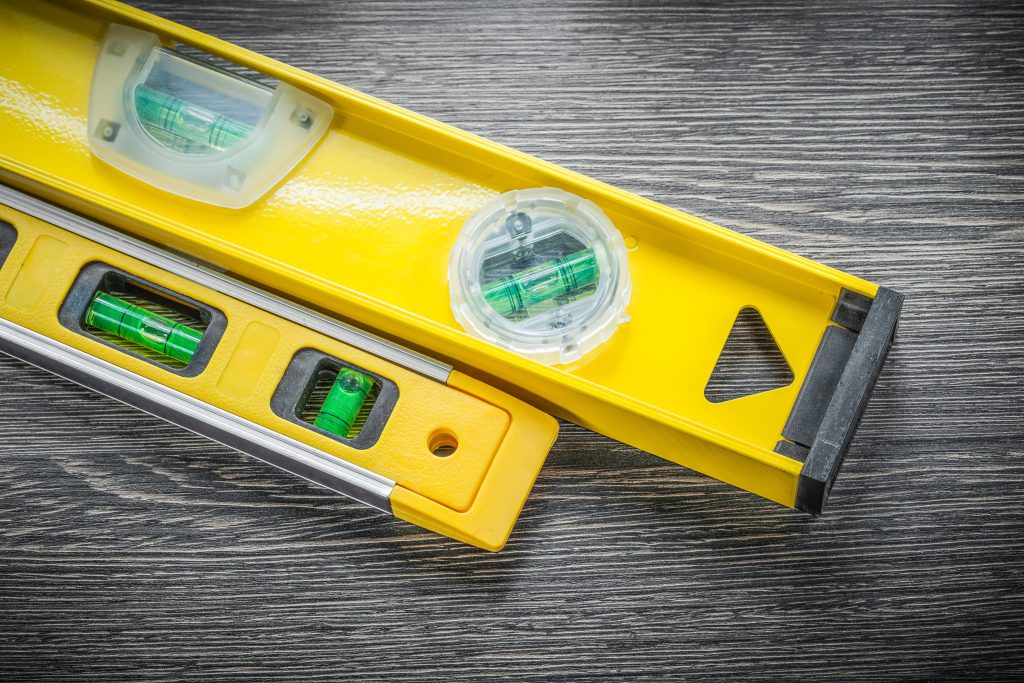 Przymiar, poziomica, laser – jak uniknąć krzywizn podczas montażu półek i szafek?