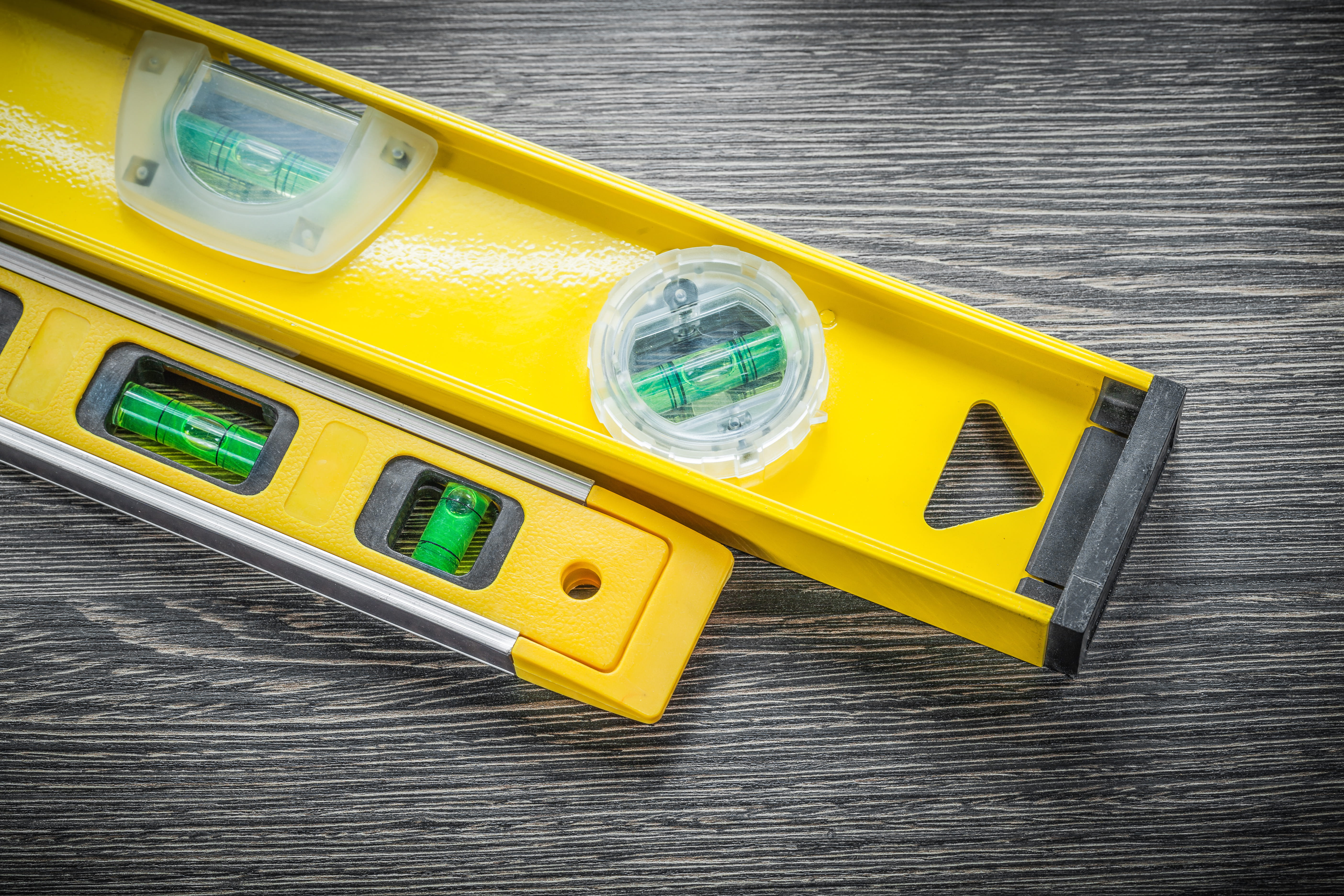 Przymiar, poziomica, laser – jak uniknąć krzywizn podczas montażu półek i szafek?