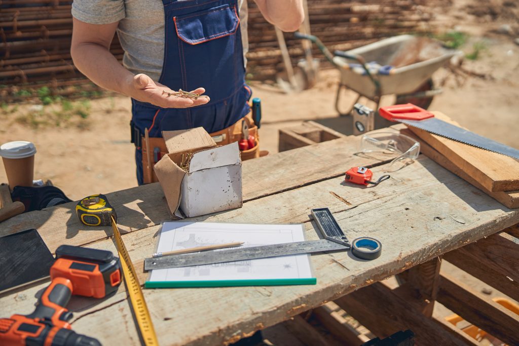 Stół warsztatowy DIY – na co zwrócić uwagę przy planowaniu miejsca do pracy?